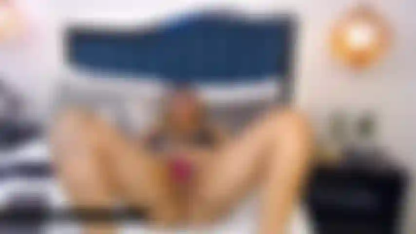 Vibra minha buceta molhada e depois fode com força.