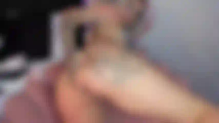 Sinta o quão apertada é minha bunda enquanto seu pau me preenche completamente, então tire-o e foda minha boceta molhada, até que você não aguente mais e exploda dentro de mim.