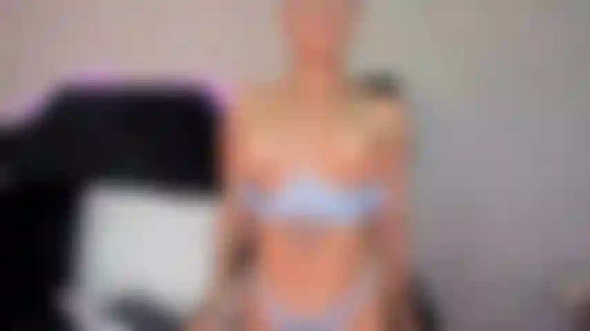 Meus peitos grandes balançando enquanto estou nua para você se mexer fará seu pau ficar mais duro a ponto de você chupá-los e fodê-los.