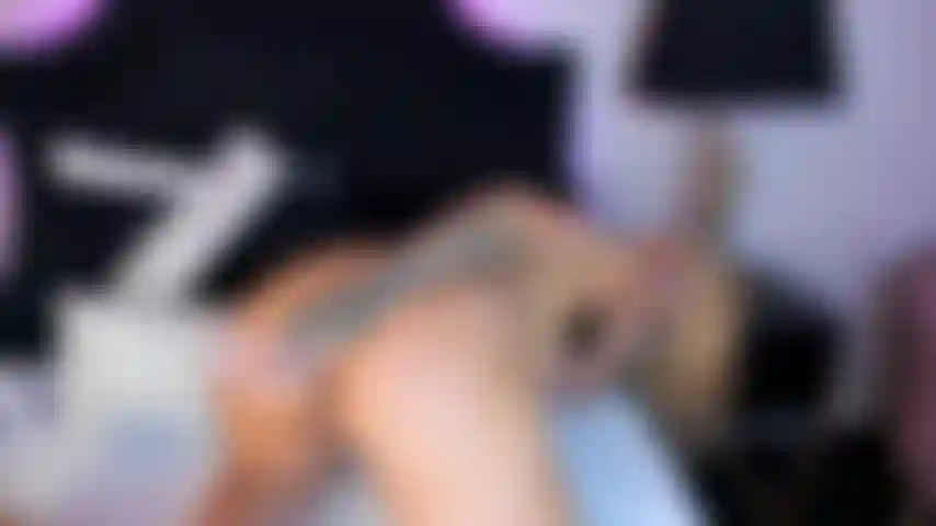 Venha e divirta-se vendo como eu fodo minha bunda enquanto meu brinquedo vibrador molha minha bucetinha rosa.