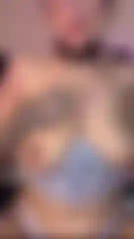 Meus peitos grandes estão prontos para foder seu pau duro. As vibrações do meu brinquedo fazem minha buceta ficar muito quente, minhas pernas tremem de prazer que estou me dando fodendo e brincando com minha domi ao mesmo tempo.