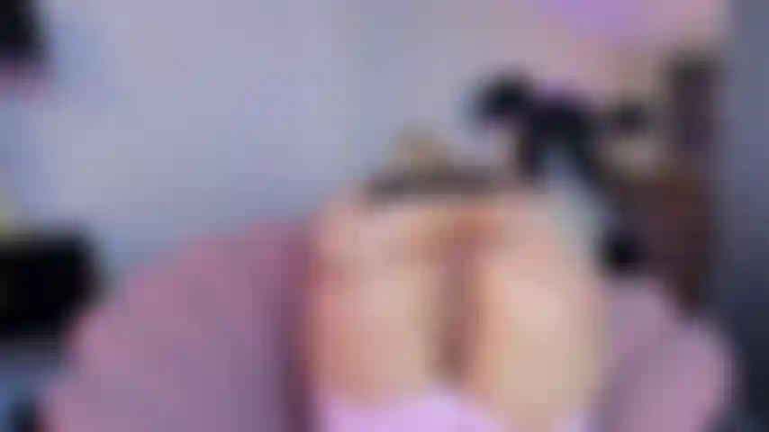 Esse sofá combina perfeitamente com minha bucetinha rosada, aqui é tudo para você, está bem molhado e quente.