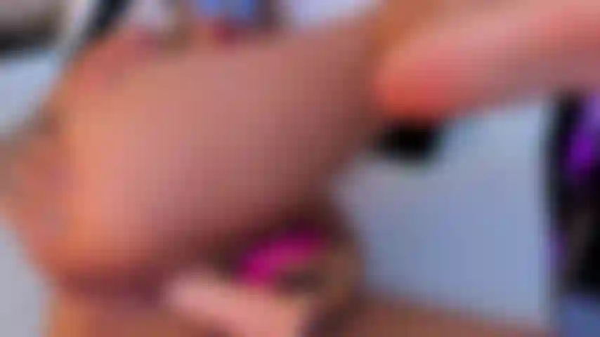 Dedilhando meu cuzinho vibrando minha bucetinha!!