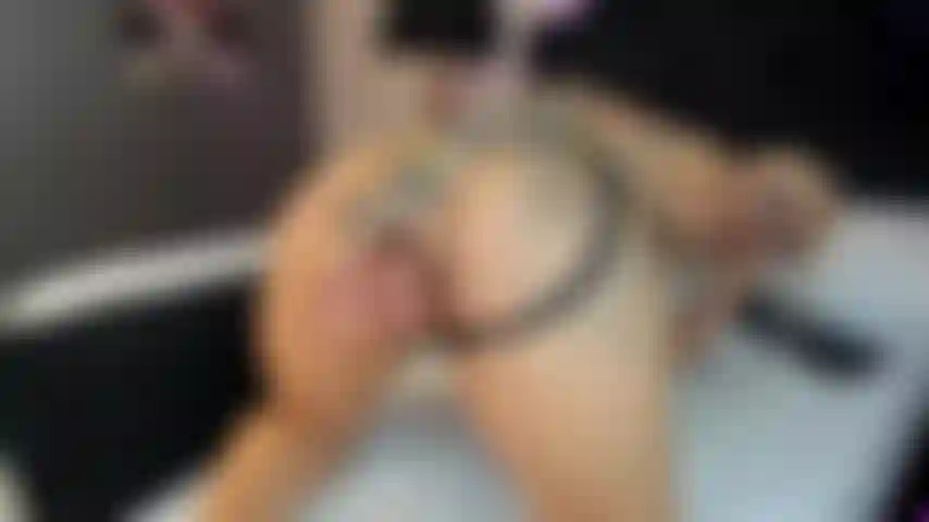 Aproveite minha bunda enquanto eu te chupо, depois me deixe sentir o quão duro eu enfiei essa rola bem fundo dentro da minha buceta.
