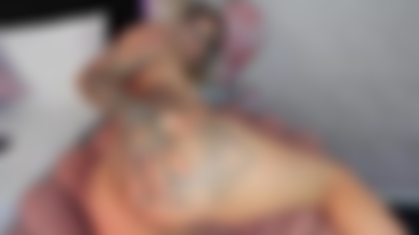 As tatuagens na minha bunda enquanto você penetra fundo, isso te deixa mais duro e quente, não pare, deixe-se levar pelos meus gemidos e encha meu cuzinho profundamente.