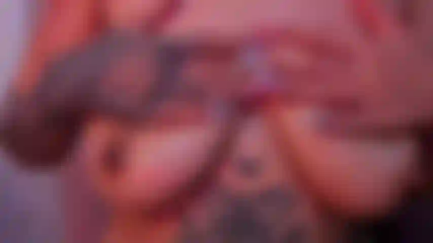 Peitos suculentos fazendo um bom trabalho no seu pau!