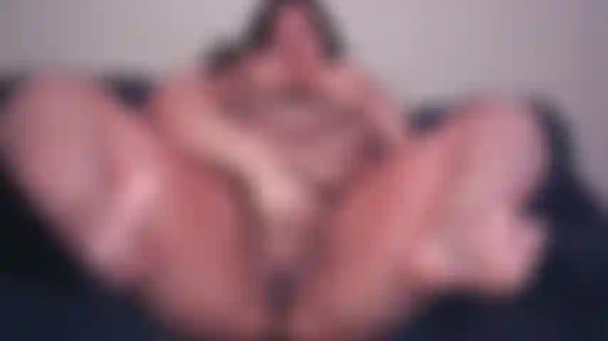 Me masturbando com os pés à mostra.