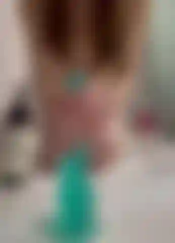 Enorme dildo ensaboado e uma punheta vigorosa deixando-a bem limpinha.
