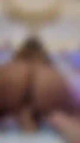 Cavalgando um dildo na posição de quatro.