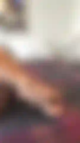 Provocação com os pés 🔥 uma provocação quente e íntima focada nos meus pés - unhas vermelhas, pele macia e o movimento suave de um pé acariciando o outro.