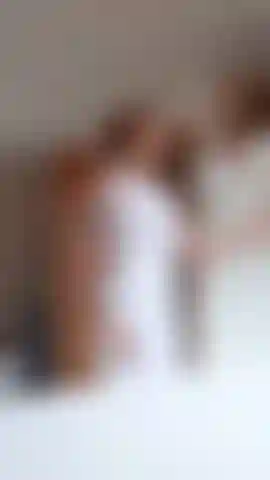 Gelo derretendo e tira de banho em toda roupa de ioga branca.