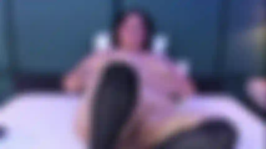 Adoro seu corpo molhado com seus dedos rápidos.