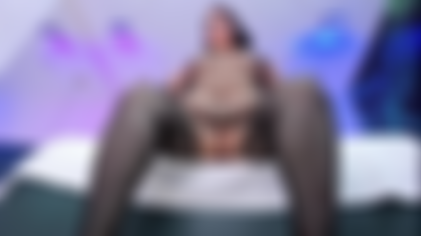 Deixe minha imensidão esmagar seu pau duro e grosso, aproveite meu corpo curvilíneo.