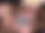 Fumando e dedilhando buceta.