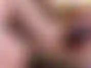 Um grande dragão mau de brinquedo e dedos dos pés.