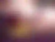 Seios pequenos, topless, fumando.