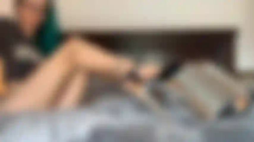 Você adora transar adorando minha perfeição! Olhando para mim deitada na minha cama, vestindo minha calcinha preta, top curto e meus saltos altos brilhantes de 9 polegadas! Provoco e encorajo sua zoeira.