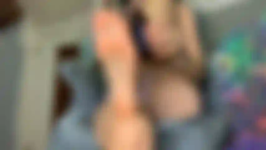 Pés oleados, veja como eu provoco você com meus pés grandes e sensuais. Lentamente pingando óleo sobre eles enquanto te seduzo com minha voz. Eu sei o quanto você adoraria que meus pés sensuais e oleados estivessem bombeando para cima e para baixo.