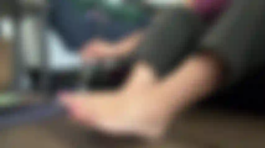 Light asmr. Oiled feet- soles, toes, tops of feet, scrunchy soles