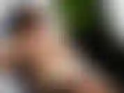 Bikini strip em área pública da piscina de um hotel swinger.