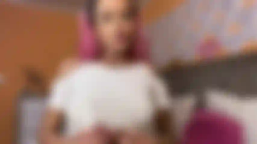 Brincando com meus peitos e lambendo meus mamilos.