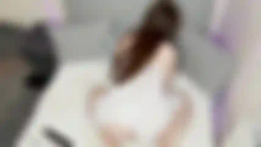 Brinco com brinquedos e óleo.