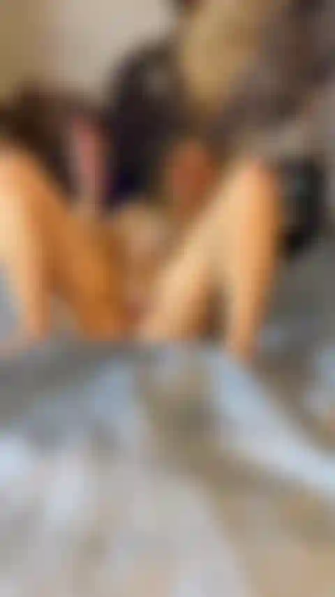 Dildo me fazendo esguichar na cama.