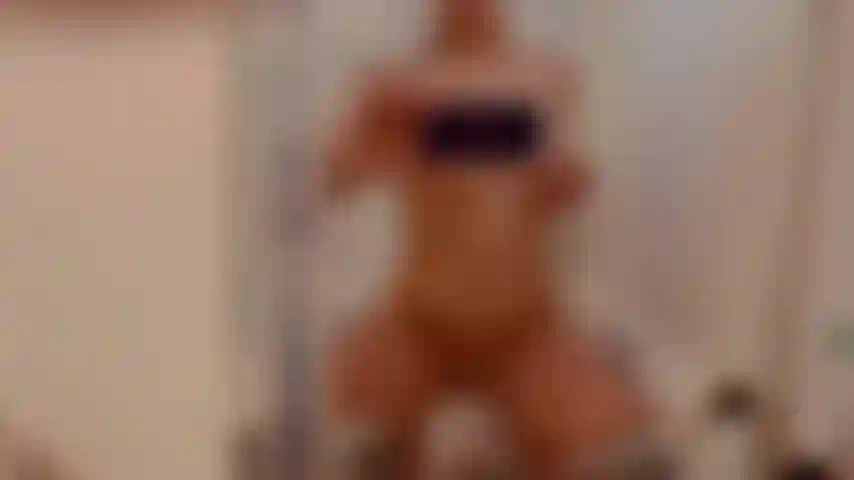 Um banho de aquecimento refrescante para te deixar duro. Posso deixar você gozar no próximo vídeo.