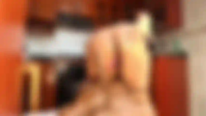 Sentada com uma bunda grande em um pau grande.