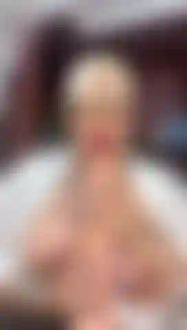 Me masturbo com o vibrador e toco meus seios, como é gostoso.