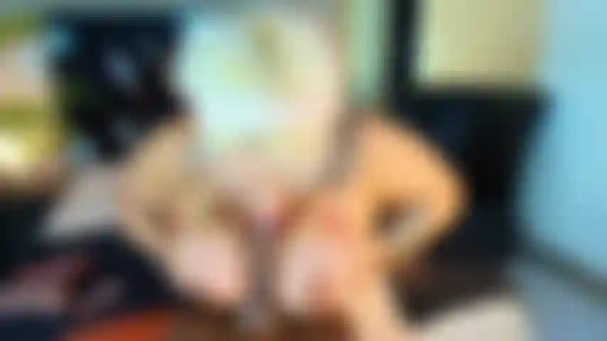 Eu fodo o vibrador com meus peitos grandes e maduros.