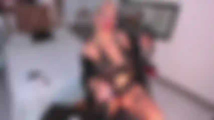 Ele masturbou o vibrador com minha mão e com meus peitos.