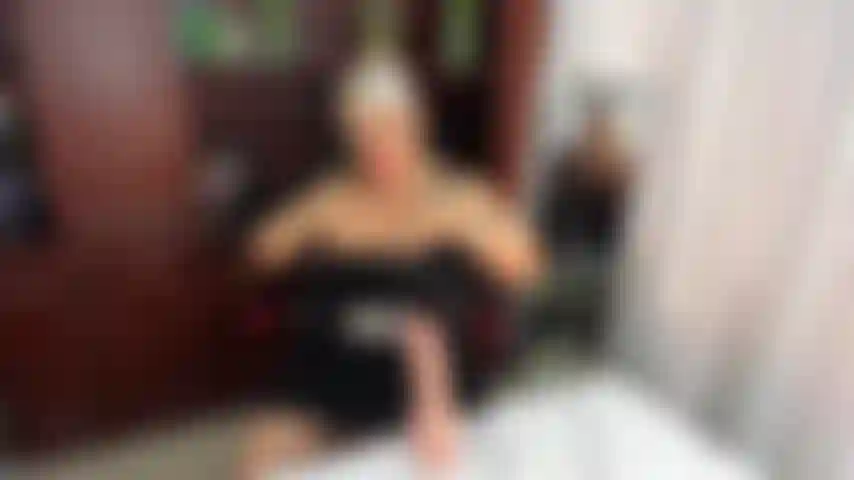 Chefe madura fode seu vibrador em seu escritório para satisfazer o prazer.