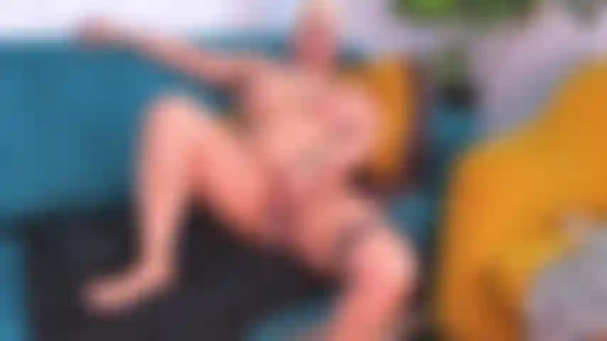 Montando o vibrador e brincando com meus peitos.