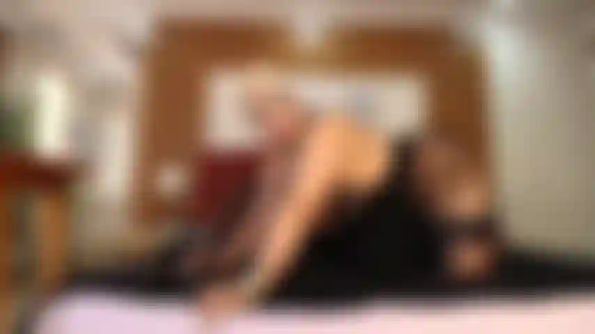 Uma mulher madura e sensual em seu quarto.