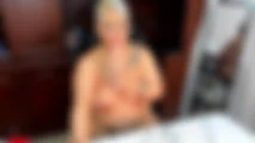 Chupo meu vibrador até minha buceta ficar molhada para poder foder meu vibrador no escritório.