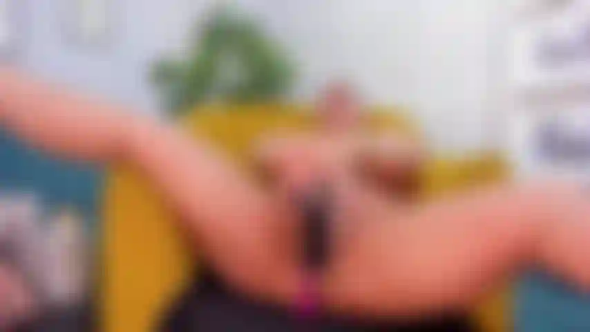 Na sala da minha casa me masturbo com meu vibrador até ficar satisfeita.