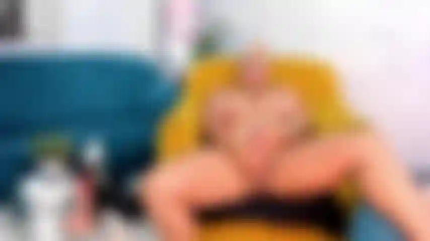 Espero eles irem embora e masturbo minha bucetinha suculenta com eles com os dedos.