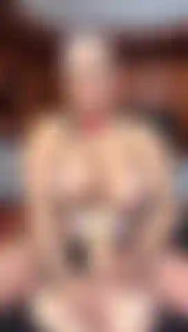 Masturbo o tronco com as mãos e os seios.