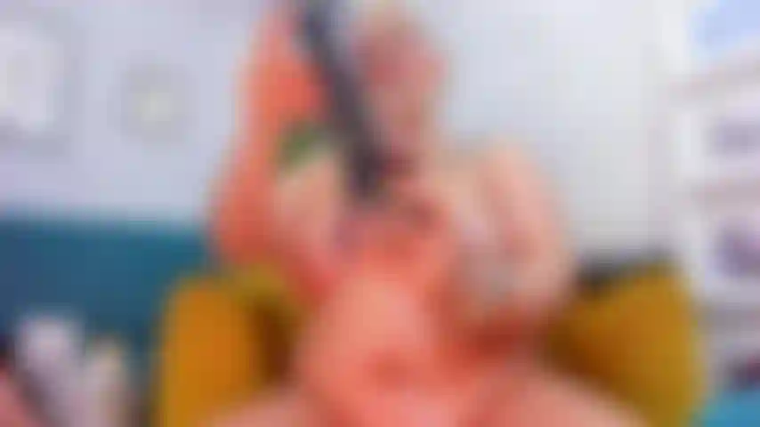 Gosto de me masturbar na sala da minha casa com meu vibrador preto.