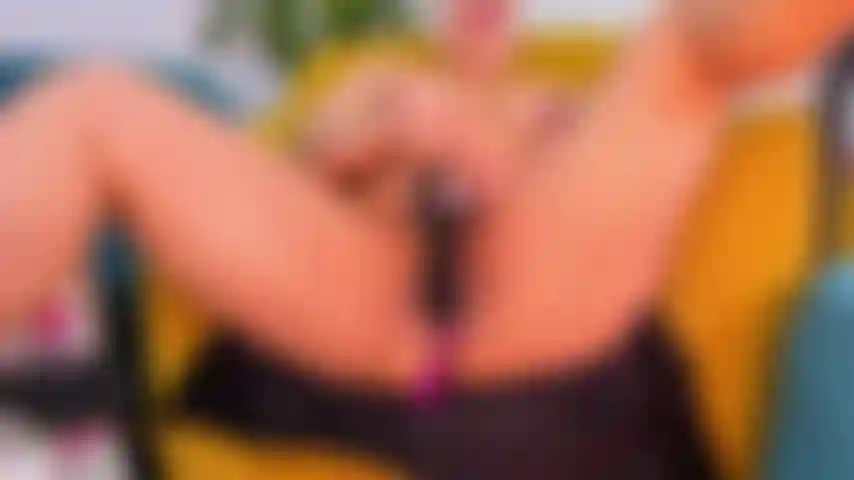 Foda a bucetinha com vibrador preto!!