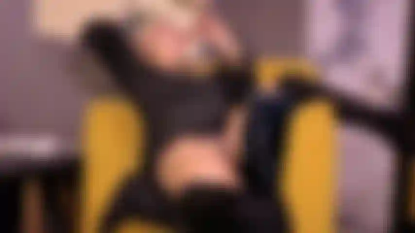 Mature gives a Deep Trhoat on the couch