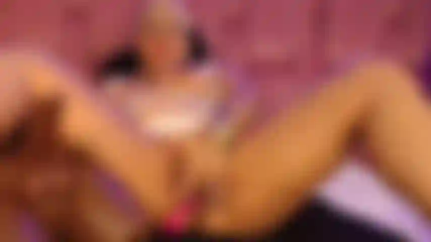 Eu fodo essa buceta suculenta com meus dedos e meu grande vibrador.