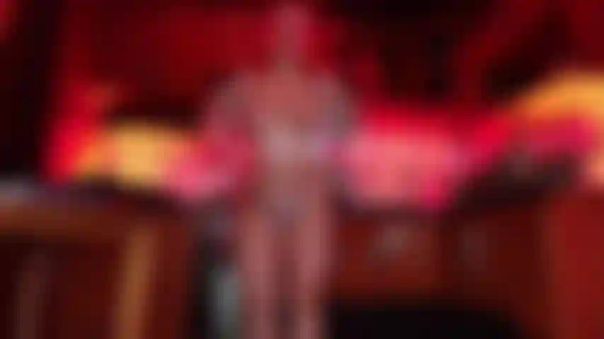 Uma empregada gostosa esperando folins na cozinha.