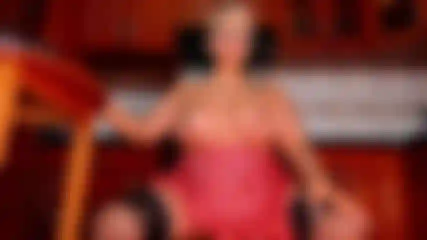 Empregada doméstica montando a porra da máquina.