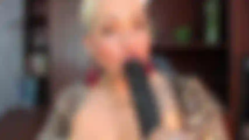 A secretária chupa o pau preto do chefe na garganta profunda.