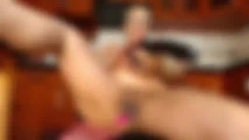 Eu fodo minha buceta com o vibrador preto.