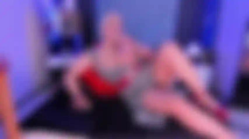 Chupo meu vibrador e minha bucetinha madura fica molhada.