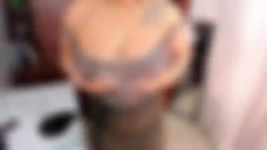 Boss fica nua e fode a bucetinha no escritório.