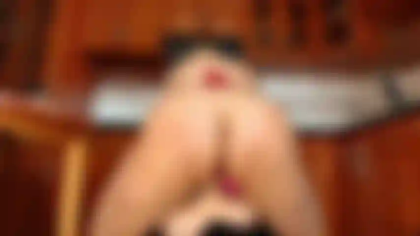 Cavalgando o pênis do torso grosso.